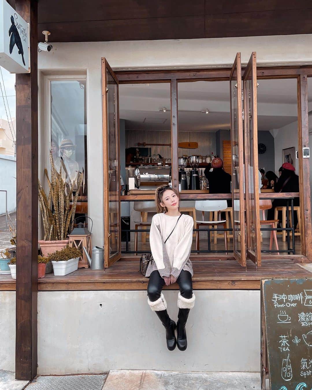 紀卜心さんのインスタグラム写真 - (紀卜心Instagram)「面向大海的咖啡廳🐢 那天大太陽 能坐在戶外的樹下小吊椅吹邊吃著肉桂捲跟姐妹們聊天吹海風是最療癒的事🧏🏻‍♀️  #outfit 毛衣被問爆 @c.l.a.style」1月13日 12時15分 - eatzzz7