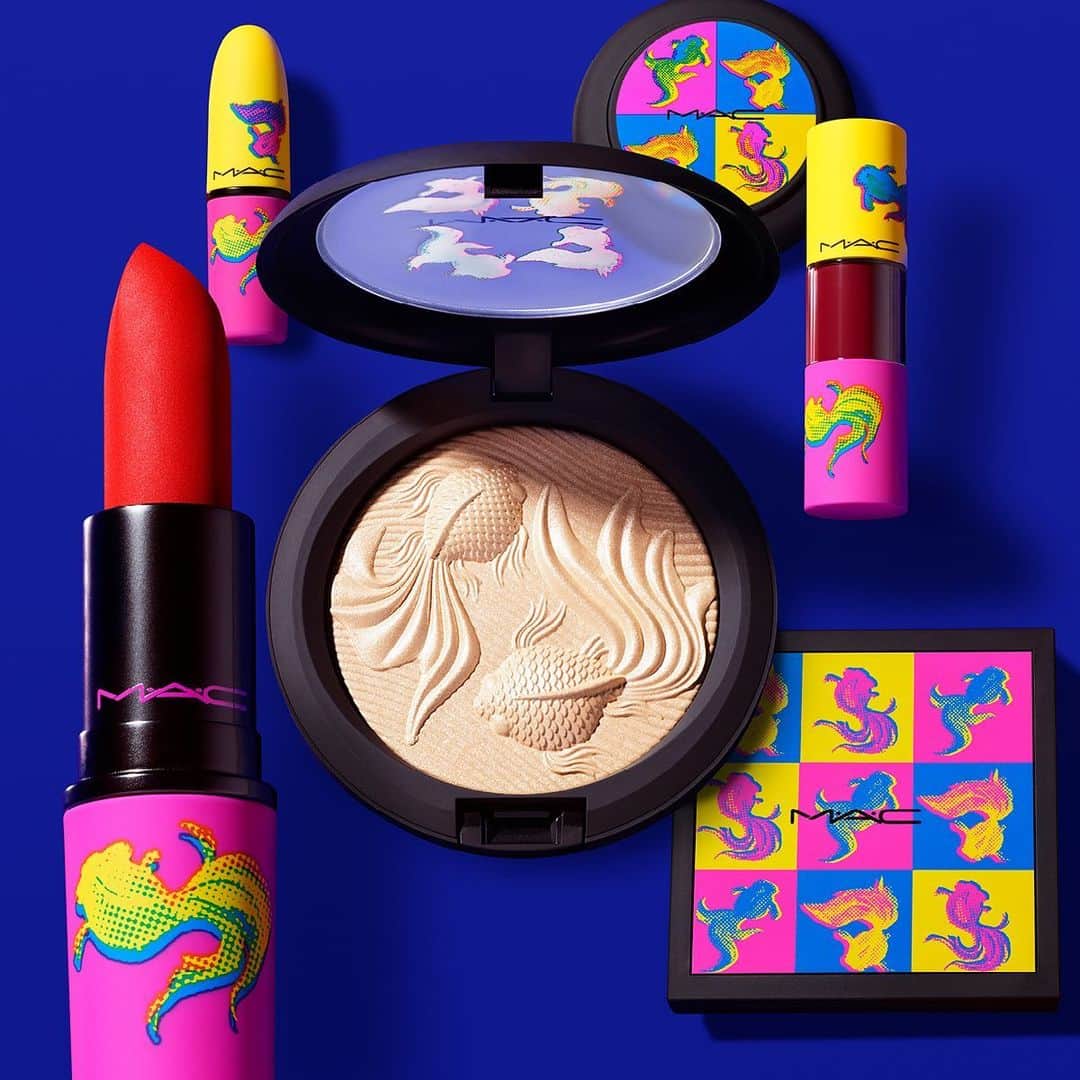 M∙A∙C Cosmetics Japanのインスタグラム：「幸運・繁栄を意味する金魚と鯉からインスピレーションを得た、新年限定カラーコレクション「ムーン マスターピース」💄🧧! ㅤ パッケージのカラフルでPOPなグラフィックは、まるでモダンアートのよう✨この魅力的な数量限定コレクションをオンライン先行発売でお届けします。 ㅤ *2021年1月15日(金)オンライン先行発売 ※ 午前10時発売予定。システムの影響により、発売が多少前後する可能性がございます。何卒ご了承ください。 *2021年1月22日(金)全国発売 ㅤ #MACMoonMasterpiece #MACLunarNewYear #MACムーンマスターピース」