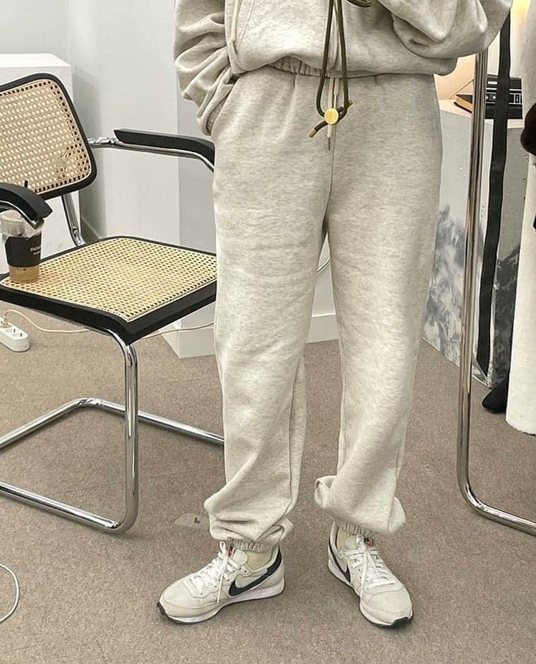 のインスタグラム：「今日の新作5%OFF😆💕  家の中でも外でもカジュアルにきられる１枚✨ 両起毛スウェットジップアップフーディーとセットで着ても 快適に着られるカジュアルコーデとなります😎💕  詳細はサイトでチェックしてください💡  #イムブリー#IMVELY#ワンピース#大人カジュアル#大人可愛い#ootd#デイリー #カジュアルコーデ」