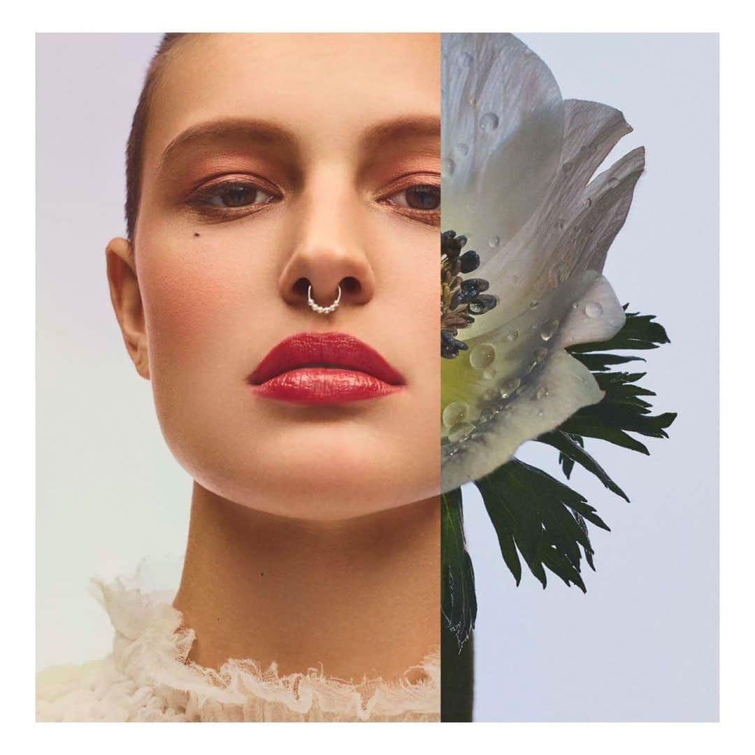 のインスタグラム：「・ ＜本日発売＞ 目醒めれば、花が咲く。  THREE 2021 SPRING MAKEUP COLLECTION “RE. EVOLUTION DANCE”  ―2nd collection― THREE ニューセンセーションズPPP THREE ディメンショナルビジョンアイパレット THREE アートエクスプレッショニストマスカラ THREE ネイルポリッシュ THREE シャドウプレイコントゥアリングパレット THREE アドバンスド アイデンティティ ブラウシェーピングデュオ THREE アイブラウシェーピングブラシ THREE アドバンスド アイデンティティ アイブラウペンシル THREE アドバンスド アイデンティティ アイブラウマスカラ 2021年1月13日（水）本日発売  ロックダウンされた状態から起き上がるとき、そこには必ず何か変化が生まれるはず。  それは怖いことかもしれないけれど、それでも私たちは進化していかなくてはいけないのだと思う。 “arising spirit”（生まれ湧く力）を呼び醒ますパワーを、2021年のスプリングコレクションに込めて… 新しい生き方、新しい美しさを目醒めさせるために。  #THREE #REEVOLUTIONDANCE #threecosmetics」