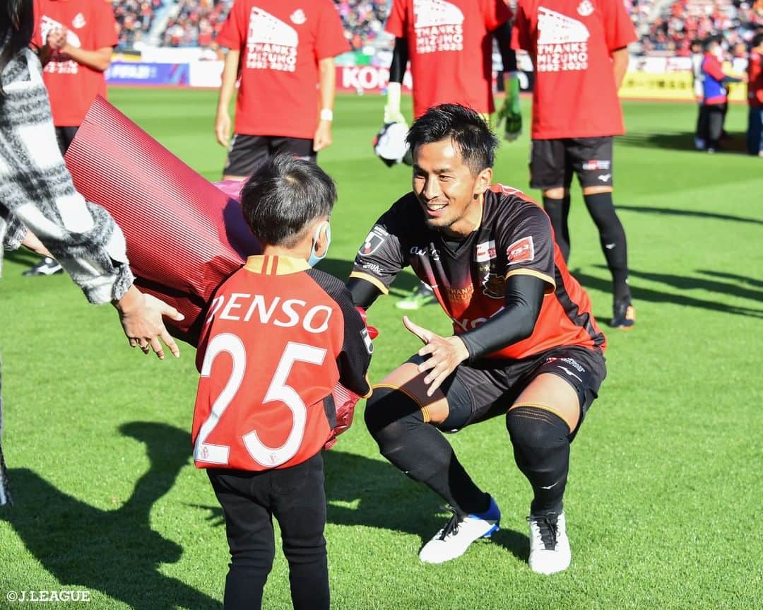 のインスタグラム：「. 今日は、#お父さんの日 ✨  試合では見せない、選手たちの「パパ」の顔をお届け‼️  あなたはどの選手の「パパ」の姿が好きですか❓ コメント欄にて教えてください☺️  #Ｊリーグ #jleague  #名古屋グランパス #前田直輝 #鹿島アントラーズ #内田篤人 #川崎フロンターレ #登里享平 #ガンバ大阪 #宇佐美貴史 #FC東京 #高萩洋次郎 #サンフレッチェ広島 #林卓人 #清水エスパルス #吉本一謙 #ジェフユナイテッド千葉 #佐藤寿人 #東京ヴェルディ #端戸仁 #アルビレックス新潟 #島田譲  #お父さん #パパ #イクメン #かっこいい  #コメントください」