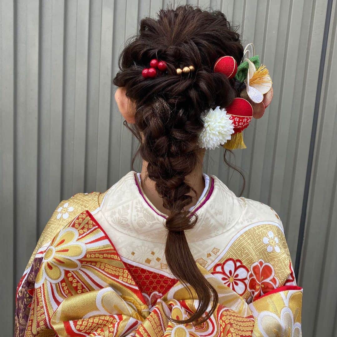 里菜さんのインスタグラム写真 - (里菜Instagram)「・ 髪の毛も可愛くアレンジしてもらいました🥰複雑すぎてどうなってるのかわからないけどすごかった！ #成人式ヘア」1月13日 12時22分 - rina_crownpop