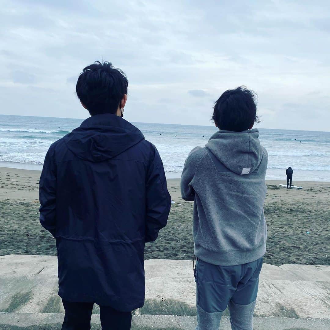 川崎鷹也のインスタグラム：「うちのボスと後ろ姿ツーショット。いや社長の後ろ姿若すぎん？🤦‍♂️ #川崎鷹也 #千葉 #昔サーフィンやってたらしい #ホワイト企業 #スタッフ仲良すぎ #instagood #instagram #instalike #instadaily #instafashion #instacool #instalove #instafollow」