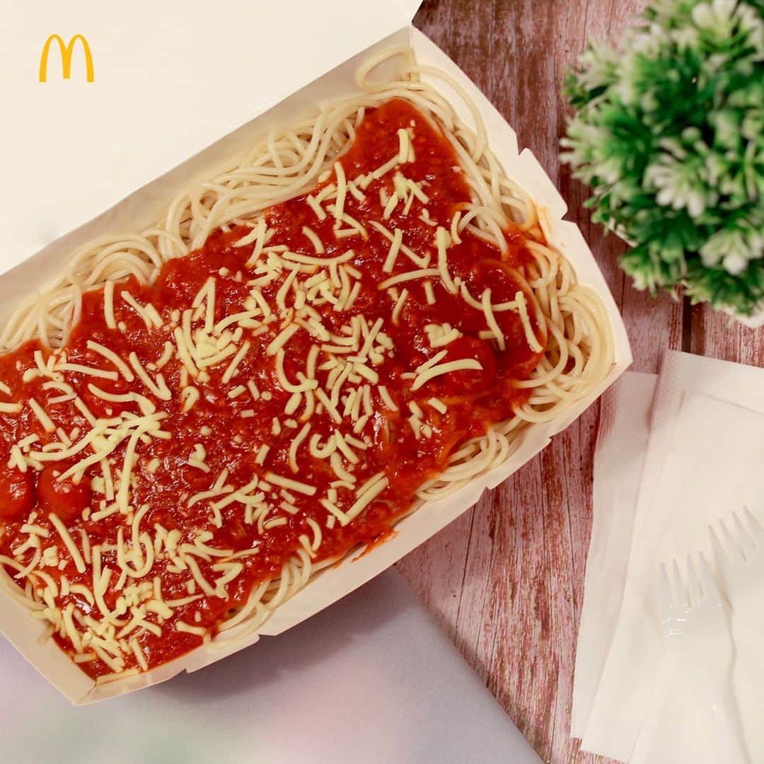McDonald's Philippinesのインスタグラム：「Bago man ang taon, babalik-balikan pa rin ng pamilya ang sarap ng classic McSpaghetti Platter. Order na para mas lalong sumarap ang handa for lunch!   Get it at McDo via Drive-Thru, Take Out, or Pick-Up. Pwede ka rin umorder via the McDelivery PH App, website, o tumawag sa 8888-6236 (NCR).」