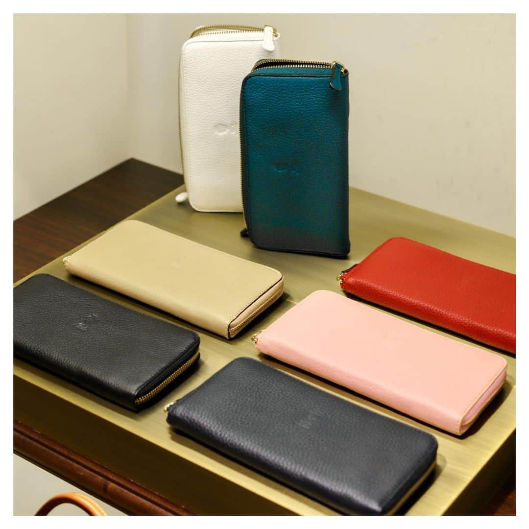 Felisi Japan 〔フェリージ〕のインスタグラム：「【Felisi Long Wallet】 . 縁起のよい「春財布」。 様々なデザイン、素材、カラーの中から、 貴方のお気に入りの春財布を、 フェリージで選んでみてはいかがでしょうか。 . . 大きく開くコの字型のラウンドファスナーが付いた定番の長財布。 たっぷりとマチをとり、大きく開く作りで、 紙幣やコインの取り出しもスムーズに行っていただけます。 中央にファスナー付きのコインポケット、 両側にはカードポケット12室とスリットポケット2室を備え、 抜群の機能性を備えております。 ミニクラッチのように手持ちすることで、 レザーの雰囲気がスタイリングのアクセントに。3素材で展開。 . . . #felisi #felisiselection  #wallet #compactwallet #multiwallet #longwallet #slimwallet #slg #leathergoods #madeinitaly #フェリージ #財布 #お財布 #折り財布 #春財布 #長財布 #ウォレット #ロングウォレット #マルチウォレット #スリムウォレット #一粒万倍日 #天赦日 #革小物 #イタリア製」