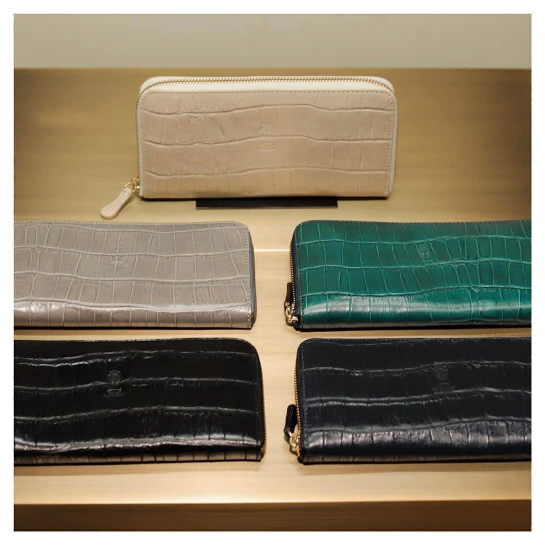 Felisi Japan 〔フェリージ〕さんのインスタグラム写真 - (Felisi Japan 〔フェリージ〕Instagram)「【Felisi Long Wallet】 . 縁起のよい「春財布」。 様々なデザイン、素材、カラーの中から、 貴方のお気に入りの春財布を、 フェリージで選んでみてはいかがでしょうか。 . . 大きく開くコの字型のラウンドファスナーが付いた定番の長財布。 たっぷりとマチをとり、大きく開く作りで、 紙幣やコインの取り出しもスムーズに行っていただけます。 中央にファスナー付きのコインポケット、 両側にはカードポケット12室とスリットポケット2室を備え、 抜群の機能性を備えております。 ミニクラッチのように手持ちすることで、 レザーの雰囲気がスタイリングのアクセントに。3素材で展開。 . . . #felisi #felisiselection  #wallet #compactwallet #multiwallet #longwallet #slimwallet #slg #leathergoods #madeinitaly #フェリージ #財布 #お財布 #折り財布 #春財布 #長財布 #ウォレット #ロングウォレット #マルチウォレット #スリムウォレット #一粒万倍日 #天赦日 #革小物 #イタリア製」1月13日 12時40分 - felisi_japan