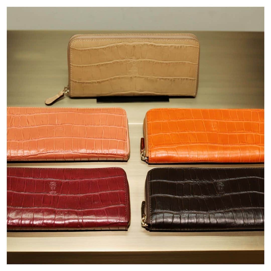 Felisi Japan 〔フェリージ〕のインスタグラム：「【Felisi Long Wallet】 . 縁起のよい「春財布」。 様々なデザイン、素材、カラーの中から、 貴方のお気に入りの春財布を、 フェリージで選んでみてはいかがでしょうか。 . . 大きく開くコの字型のラウンドファスナーが付いた定番の長財布。 たっぷりとマチをとり、大きく開く作りで、 紙幣やコインの取り出しもスムーズに行っていただけます。 中央にファスナー付きのコインポケット、 両側にはカードポケット12室とスリットポケット2室を備え、 抜群の機能性を備えております。 ミニクラッチのように手持ちすることで、 レザーの雰囲気がスタイリングのアクセントに。3素材で展開。 . . . #felisi #felisiselection  #wallet #compactwallet #multiwallet #longwallet #slimwallet #slg #leathergoods #madeinitaly #フェリージ #財布 #お財布 #折り財布 #春財布 #長財布 #ウォレット #ロングウォレット #マルチウォレット #スリムウォレット #一粒万倍日 #天赦日 #革小物 #イタリア製」