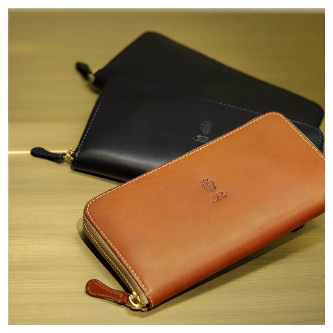 Felisi Japan 〔フェリージ〕のインスタグラム：「【Felisi Long Wallet】 . 縁起のよい「春財布」。 様々なデザイン、素材、カラーの中から、 貴方のお気に入りの春財布を、 フェリージで選んでみてはいかがでしょうか。 . . 大きく開くコの字型のラウンドファスナーが付いた定番の長財布。 たっぷりとマチをとり、大きく開く作りで、 紙幣やコインの取り出しもスムーズに行っていただけます。 中央にファスナー付きのコインポケット、 両側にはカードポケット12室とスリットポケット2室を備え、 抜群の機能性を備えております。 ミニクラッチのように手持ちすることで、 レザーの雰囲気がスタイリングのアクセントに。3素材で展開。 . . . #felisi #felisiselection  #wallet #compactwallet #multiwallet #longwallet #slimwallet #slg #leathergoods #madeinitaly #フェリージ #財布 #お財布 #折り財布 #春財布 #長財布 #ウォレット #ロングウォレット #マルチウォレット #スリムウォレット #一粒万倍日 #天赦日 #革小物 #イタリア製」