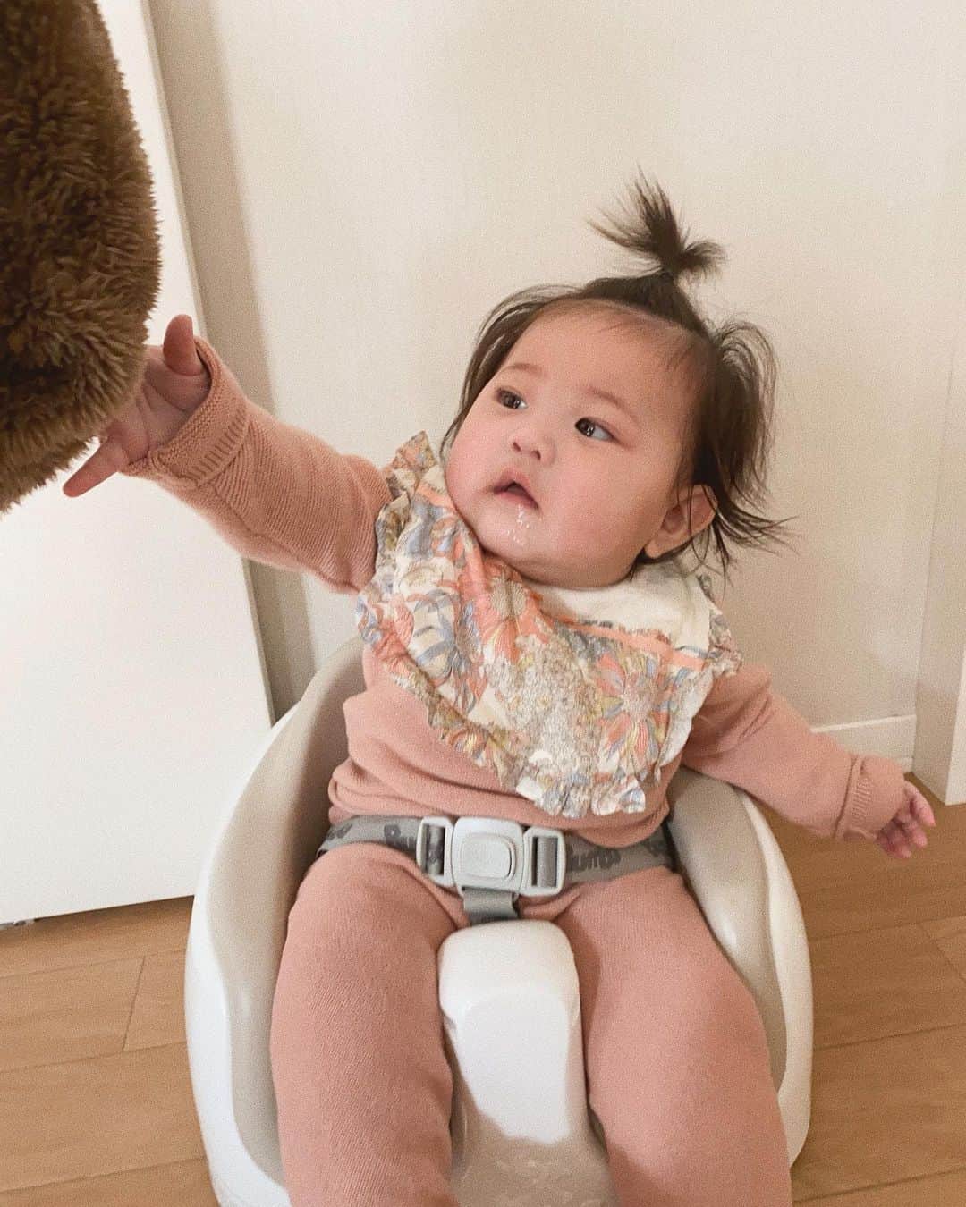 馬詰まほのインスタグラム：「なんて可愛いの。 少しは女の子らしくなってきたね👧🏽🍒 実は、ひぃの写真載せてないだけでたくさんあるんですよ。私のフォルダはひぃに完全にジャックされてます💖 ヨダレは永遠に止まりません。笑 #0歳5ヶ月 #女の子ベビー」