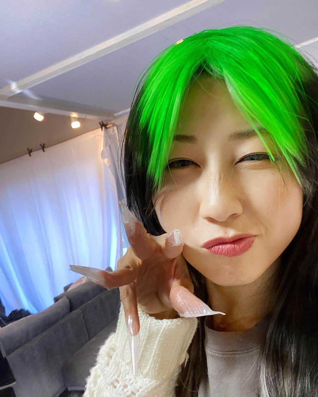 吉田ちかのインスタグラム：「Another new look hahaha﻿ Billie Eillish parody video coming out tomorrow! Help me decide on the thumbnail... swipe to see the 3 different versions I’ve made. I’ve numbered them so let me know which one you like! ﻿ ﻿ またまたイメチェン🤣﻿ 明日ビリーアイリッシュのパロディー動画をアップします！翌日は歌詞の解説も👍え？パロディーいらない？失礼しました🙇‍♀️ サムネイル迷ってるので皆さんのご意見を教えてください〜スワイプして3つのバージョンをご覧ください☆番号をつけてるのでコメントでどれが好きか教えてもらえたら嬉しいです🙏﻿ ﻿ #billieeillish #ワンリンにしか見えない #根本グリーン嫌いじゃないかも  #ネイル適当すぎる #養生テープ🤣」