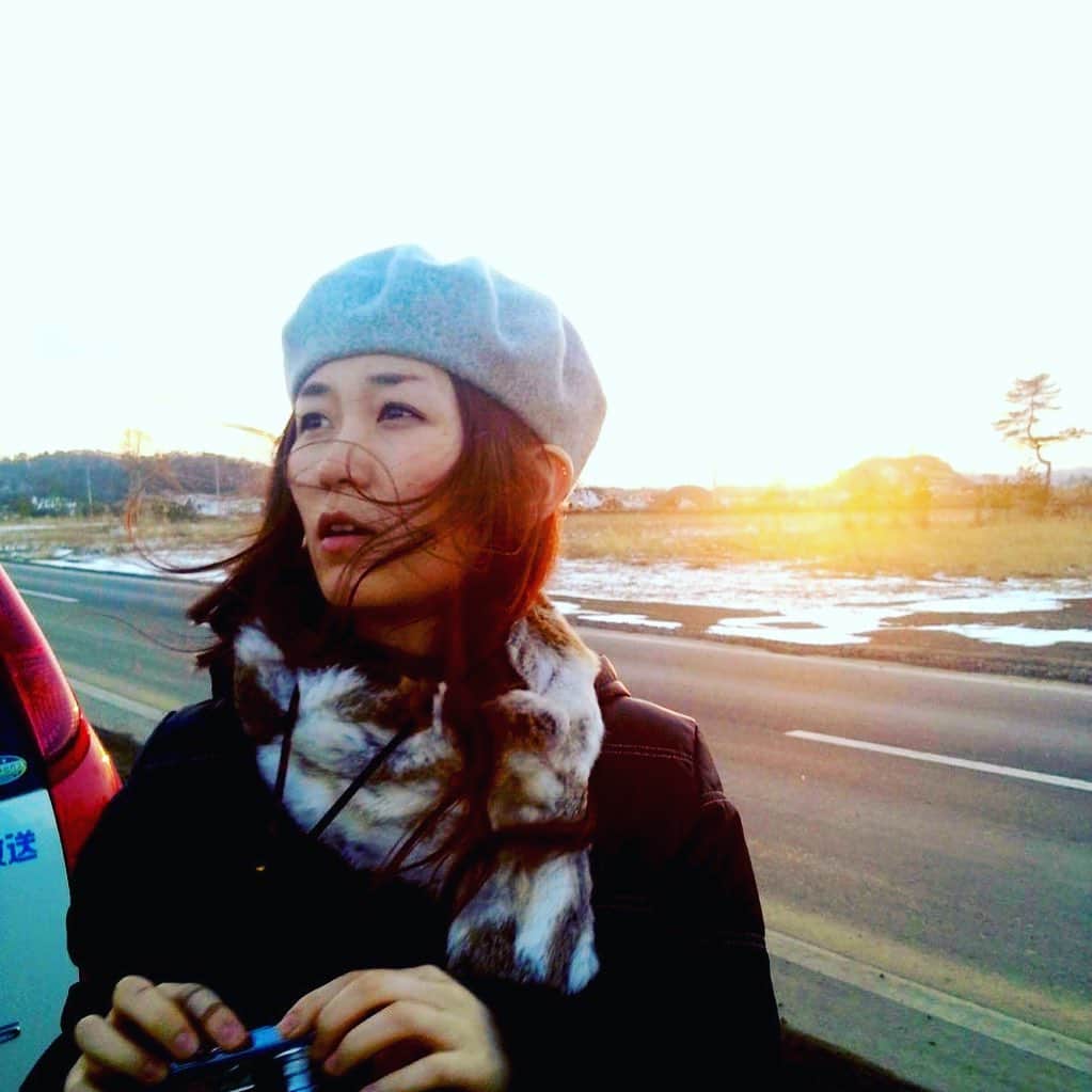 のインスタグラム：「東日本大震災から今年で10年。  TBCラジオでは、今週から毎週木曜20〜21時で「震災10年アーカイブ」として震災に関する番組が再放送されます。  明日1月14日は「希望の道〜ティーナ・カリーナが見つめる東日本大震災〜」  2013年、当時の私の感じたままを伝えています。  写真はその時の取材のもの。 あの時にしか伝えられなかったこと。聞けなかった話が詰まっていると思います。  今聴いたらどんな事を感じるのか。 沢山の方に聞いていただきたいです☺️ 　 1月14日（木）20時からTBCラジオで放送です。  #tbcradio #radiko #宮城」