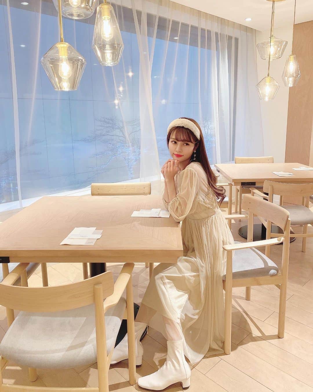 Isakoさんのインスタグラム写真 - (IsakoInstagram)「ベージュコーデ👗💕 　 この間のこと。 お気に入りのベージュコーデでえりんこと話題の @koivecafe へ行ってきました🌟 　 白樺いっぱいのオシャレ過ぎるカフェ☕️ とっても落ち着いた雰囲気で素敵でした💕 　 私が着ているチュールワンピースは、リニューアル中の @merrisa_official (ブランド名変更になります⚠️)のワンピースの試作品👗 　 もうすぐリニューアルデビューするので楽しみにしていてくださいね🥰 　 　 　 #ベージュコーデ#ベージュカラー#ベージュ#ホワイトコーデ#チュールワンピース#チュール#チュールスカート#銀座カフェ#銀座グルメ#銀座ランチ」1月13日 12時50分 - ichaaako