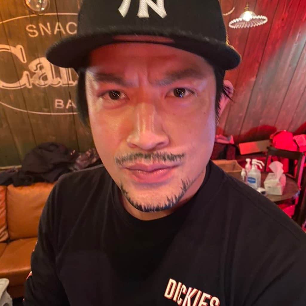 すずけんのインスタグラム：「新しいものまね習得しました！  ニューヨークヤンキース、、、じゃなくて中日ドラゴンズの祖父江選手です！  ダイノジ大谷さんのおかげで本人さまから公認貰いました😄  もっと磨いていきます！  #DragonsOfficial  #中日ドラゴンズ #祖父江選手 #ものまね」