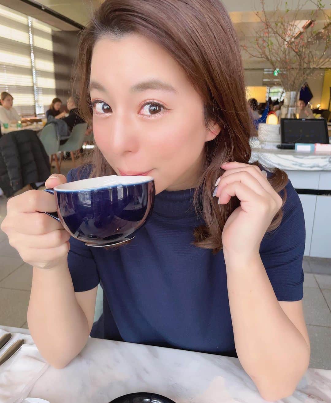 橋本真依さんのインスタグラム写真 - (橋本真依Instagram)「・﻿ よく昔からメイクさんに﻿ 頭凝ってるね〜😞😞と言われてきた私。﻿ ヘッドスパにいったりいろんなものを﻿ 試したけれど自宅で簡単にケアできるものを。﻿ ﻿ マッサージと育毛剤塗布と赤LEDが﻿ この一台でできるの✨﻿ ﻿ 女性はもちろん﻿ 男性にもおすすめのアイテムです❣️﻿ ﻿ ﻿ ﻿ ﻿ ﻿ #女子力ねーさん#美容液 #美肌作り #ツヤ肌 #インナービューティ#内面美容 #インナーケア #美意識 #ビープロ #スカルプケア #頭皮マッサージ #頭皮ケア #電動頭皮ブラシ #頭皮ブラシ #ヘアケア #pr﻿ #happy#smile#love#peace#lucky#tbt#l4l#followme#followback#instagood#photooftheday#Tokyo#Japan#beapro @taiga_press」1月13日 12時46分 - hashimotomai430