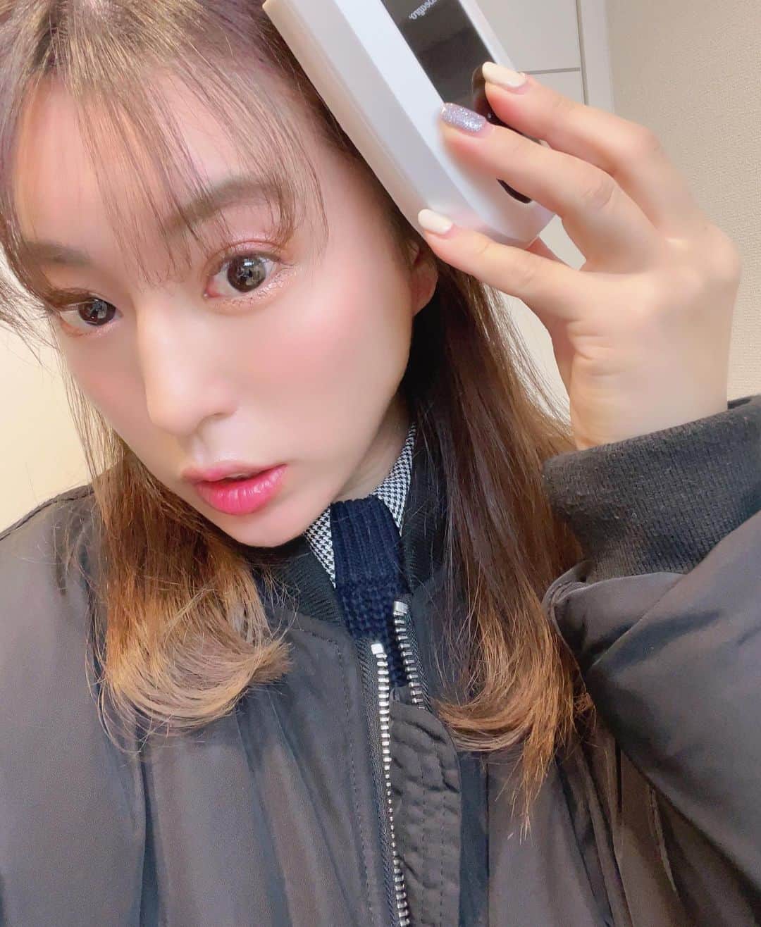 橋本真依さんのインスタグラム写真 - (橋本真依Instagram)「・﻿ よく昔からメイクさんに﻿ 頭凝ってるね〜😞😞と言われてきた私。﻿ ヘッドスパにいったりいろんなものを﻿ 試したけれど自宅で簡単にケアできるものを。﻿ ﻿ マッサージと育毛剤塗布と赤LEDが﻿ この一台でできるの✨﻿ ﻿ 女性はもちろん﻿ 男性にもおすすめのアイテムです❣️﻿ ﻿ ﻿ ﻿ ﻿ ﻿ #女子力ねーさん#美容液 #美肌作り #ツヤ肌 #インナービューティ#内面美容 #インナーケア #美意識 #ビープロ #スカルプケア #頭皮マッサージ #頭皮ケア #電動頭皮ブラシ #頭皮ブラシ #ヘアケア #pr﻿ #happy#smile#love#peace#lucky#tbt#l4l#followme#followback#instagood#photooftheday#Tokyo#Japan#beapro @taiga_press」1月13日 12時46分 - hashimotomai430
