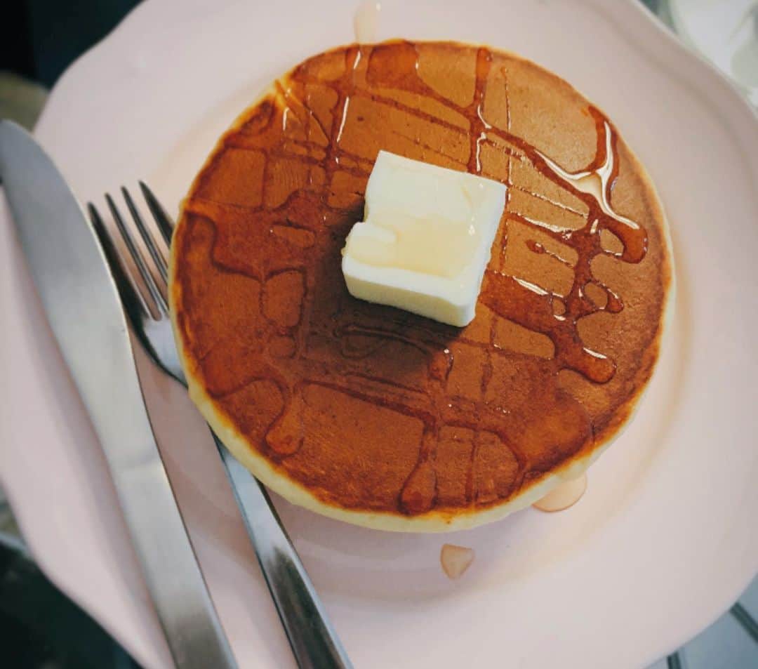 三浦サリーのインスタグラム：「. やっぱシンプルが1番だなー🥞  #おうちカフェ」