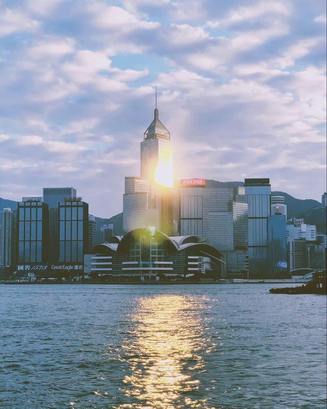 Discover Hong Kongさんのインスタグラム写真 - (Discover Hong KongInstagram)「A lovely moment when the sun pierces our iconic skyline, sending soft glints of gold 💛 維港美景千變萬化。當下金光閃耀的一刻，可遇不可求呢！💛 📷: @hevsng #DiscoverHongKong #repost」1月13日 13時00分 - discoverhongkong