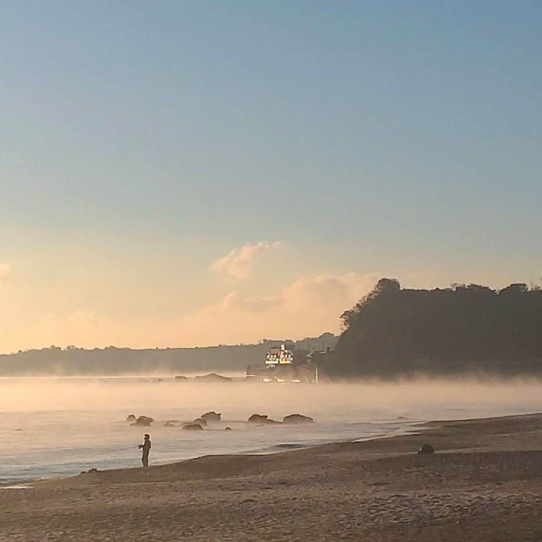【公式】オーシャンリゾートホテル マホロバ・マインズ三浦さんのインスタグラム写真 - (【公式】オーシャンリゾートホテル マホロバ・マインズ三浦Instagram)「今朝三浦海岸をお散歩していたら、 海から湯気が?!  調べてみると「蒸気霧」というそうで、 「暖かい海面に陸地から冷たい空気が 流れてきたときにできる霧」だそう。  私は初めて見ましたが、 珍しい現象なのかな……？  砂浜には霜が降りていて、 冬の海を感じられる朝でした。  #朝日 #太陽 #蒸気霧 #東京湾 #気嵐 #海の霧 #サンライズ #朝陽 #gotoトラベル #海と空 #朝日が好きな人と繋がりたい #霧 #田舎の風景 #初日の出 #sunrise #スローライフ #テレワーク #移住 #田舎暮らし #igで繋がる空 #igで繋がる海 #移住生活 #年末年始の過ごし方 #三浦 #マホロバ #三浦半島 #maholovaminds #マホロバマインズ #三浦海岸 #マホロバマインズ三浦」1月13日 13時00分 - maholova_minds_miura