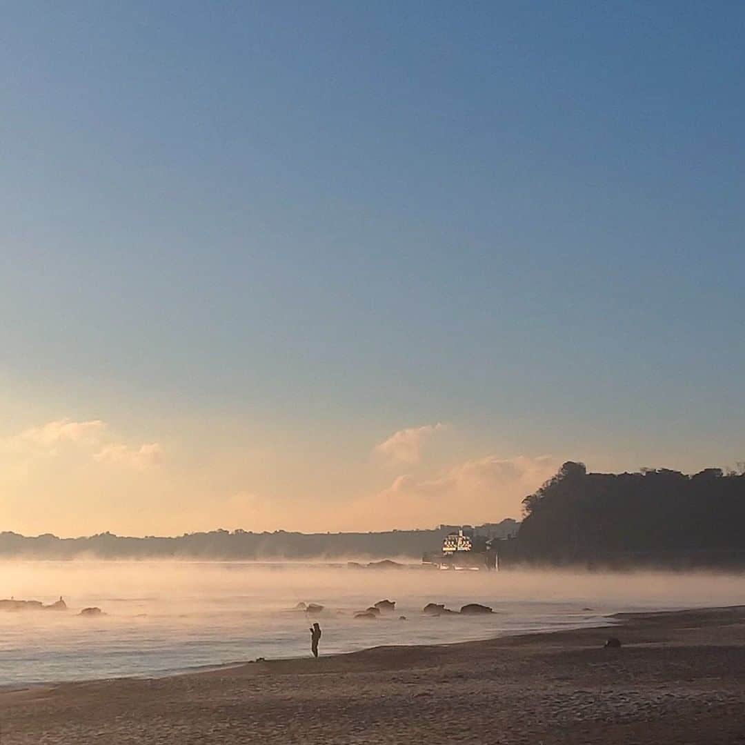 【公式】オーシャンリゾートホテル マホロバ・マインズ三浦さんのインスタグラム写真 - (【公式】オーシャンリゾートホテル マホロバ・マインズ三浦Instagram)「今朝三浦海岸をお散歩していたら、 海から湯気が?!  調べてみると「蒸気霧」というそうで、 「暖かい海面に陸地から冷たい空気が 流れてきたときにできる霧」だそう。  私は初めて見ましたが、 珍しい現象なのかな……？  砂浜には霜が降りていて、 冬の海を感じられる朝でした。  #朝日 #太陽 #蒸気霧 #東京湾 #気嵐 #海の霧 #サンライズ #朝陽 #gotoトラベル #海と空 #朝日が好きな人と繋がりたい #霧 #田舎の風景 #初日の出 #sunrise #スローライフ #テレワーク #移住 #田舎暮らし #igで繋がる空 #igで繋がる海 #移住生活 #年末年始の過ごし方 #三浦 #マホロバ #三浦半島 #maholovaminds #マホロバマインズ #三浦海岸 #マホロバマインズ三浦」1月13日 13時00分 - maholova_minds_miura