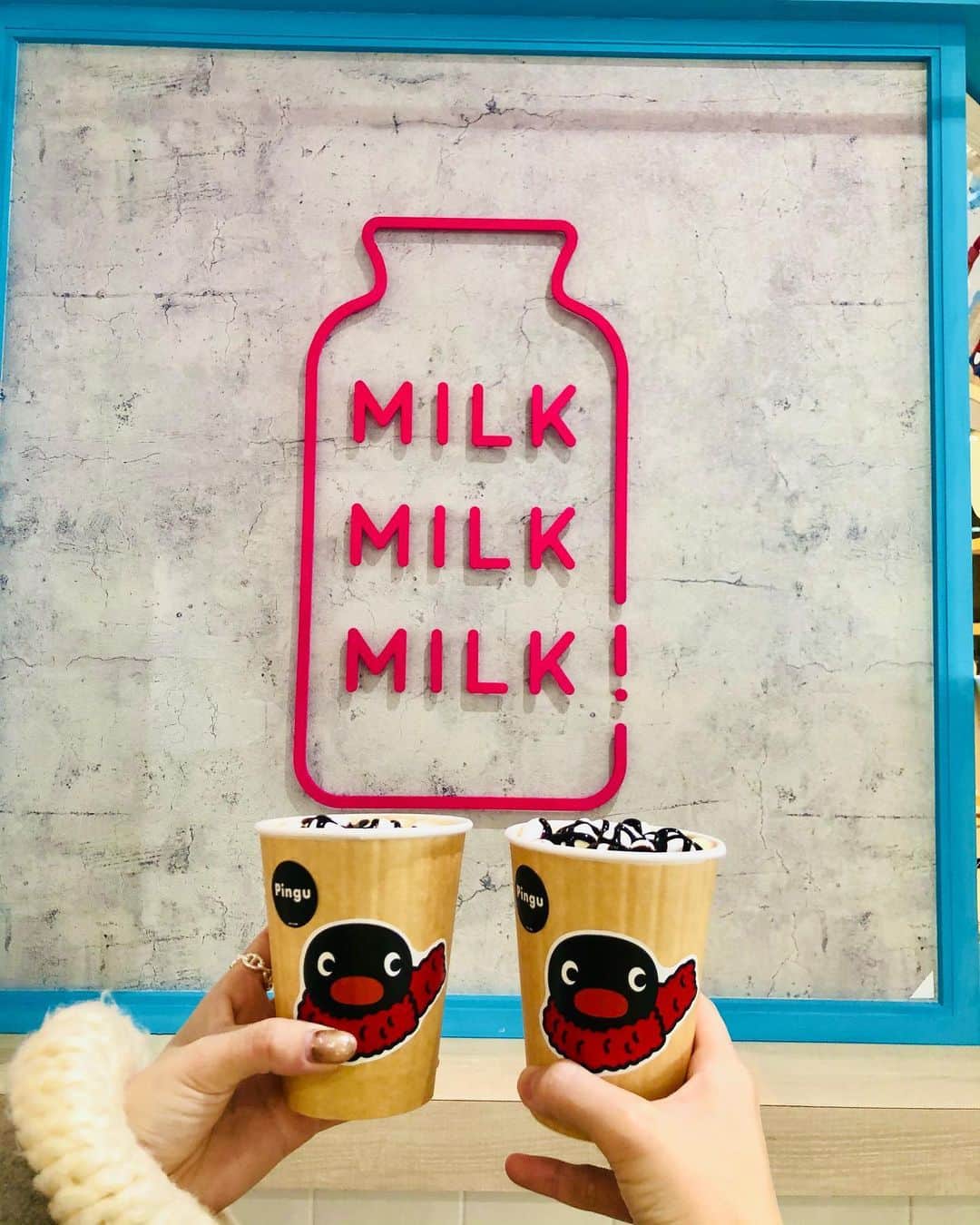 Aoiさんのインスタグラム写真 - (AoiInstagram)「原宿に新たにピングーのコラボカフェが出来たので早速行ってきたよ💕 @pingu_jp   場所はラフォーレ原宿2階にある 「MILK MILK MILK!」❤️ @milk_milk_milk_harajuku   ただでさえ映える「ミルクボトルドリンク」や、マショマロが沢山のってる「ホットチョコミルク」にはピングーやピンガが描かれていたり 原宿店限定メニューの「ナッツ&チョコレート 濃厚ミルクソフト」はチョコを塗ろうとしているピングーがいて 見つけた瞬間可愛くてメロメロでした😍  私は限定メニューの濃厚ミルクソフトとホットチョコミルクを頂きましたが、どれも美味しくてまた絶対来ようと心に決めました🥰笑  1月31日(日)までオープンしているので、ぜひ行ってみてね❣️  #キャラウォーカー #ピングー #ピングーコラボカフェ #milkmilkmilk #milk3 #milk_milk_milk #ラフォーレ原宿 #PR」1月13日 13時14分 - aoioa