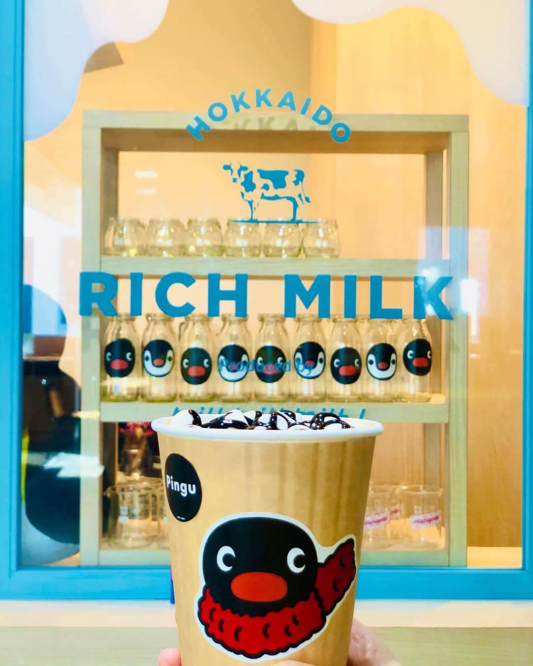 Aoiさんのインスタグラム写真 - (AoiInstagram)「原宿に新たにピングーのコラボカフェが出来たので早速行ってきたよ💕 @pingu_jp   場所はラフォーレ原宿2階にある 「MILK MILK MILK!」❤️ @milk_milk_milk_harajuku   ただでさえ映える「ミルクボトルドリンク」や、マショマロが沢山のってる「ホットチョコミルク」にはピングーやピンガが描かれていたり 原宿店限定メニューの「ナッツ&チョコレート 濃厚ミルクソフト」はチョコを塗ろうとしているピングーがいて 見つけた瞬間可愛くてメロメロでした😍  私は限定メニューの濃厚ミルクソフトとホットチョコミルクを頂きましたが、どれも美味しくてまた絶対来ようと心に決めました🥰笑  1月31日(日)までオープンしているので、ぜひ行ってみてね❣️  #キャラウォーカー #ピングー #ピングーコラボカフェ #milkmilkmilk #milk3 #milk_milk_milk #ラフォーレ原宿 #PR」1月13日 13時14分 - aoioa