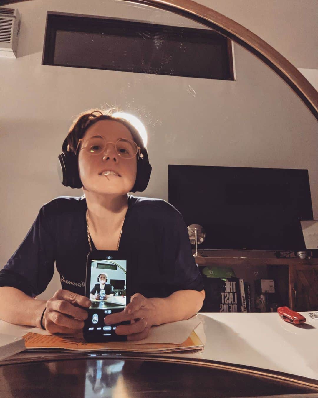 ハナー・ハートのインスタグラム：「can't say i'm lonely when there's a mirror around」