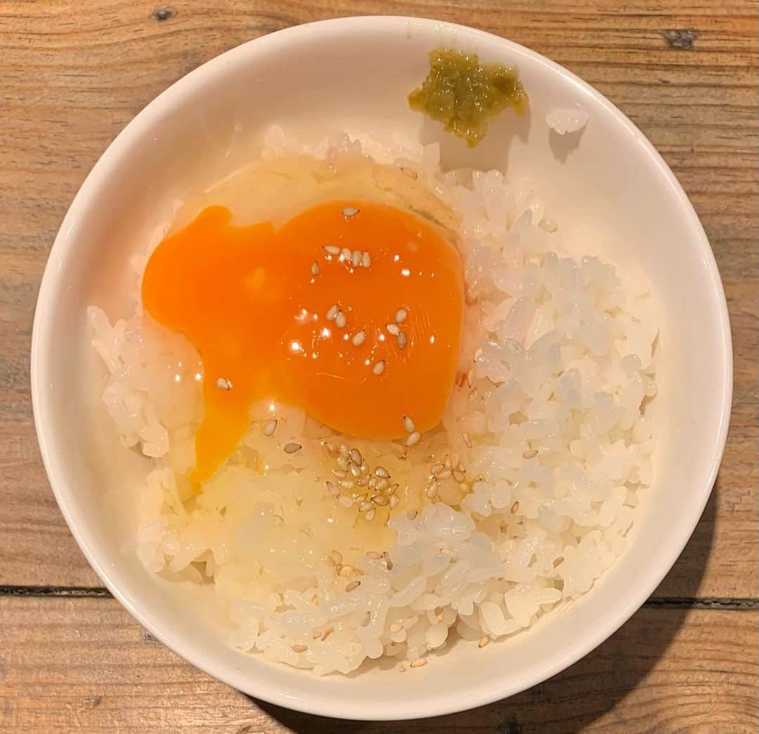 白鳥雪之丞さんのインスタグラム写真 - (白鳥雪之丞Instagram)「新宿3日目ランチ😊🍜🐓  #香彩鶏だし特製塩ラーメン #塩ダレ卵かけご飯 #麺屋翔 #本店 #新宿」1月13日 13時24分 - yukinojoeshiratori