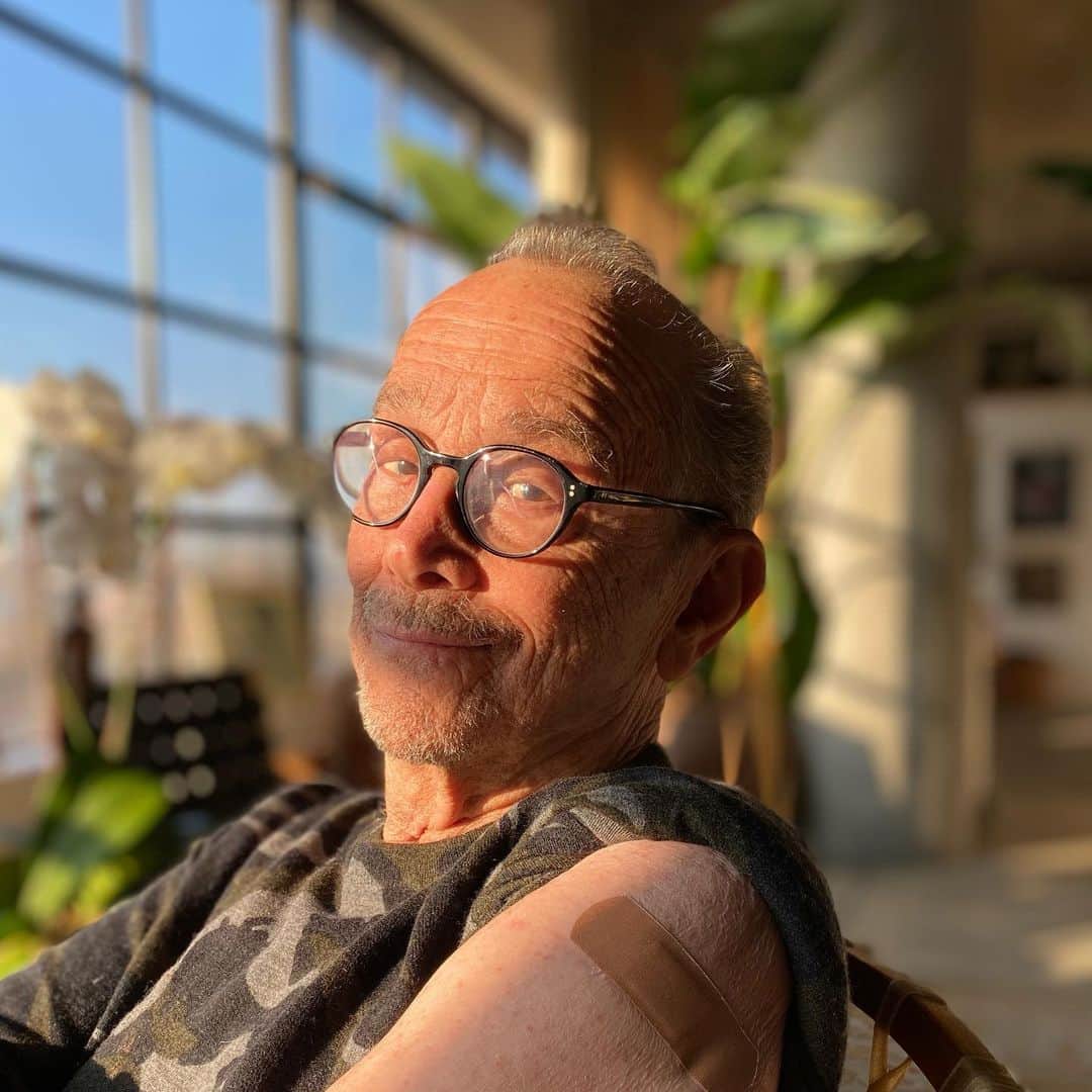 ジェニファー・グレイのインスタグラム：「so grateful my dear ol dad got his vaccine on... one down, one to go. mama, you’re up next...let’s do this #grateful @joelgnyc ✨💉🩹❤️#vaccinatedagainstagainstcovid19 #pleasestaysafe 📸: @coulbyj」