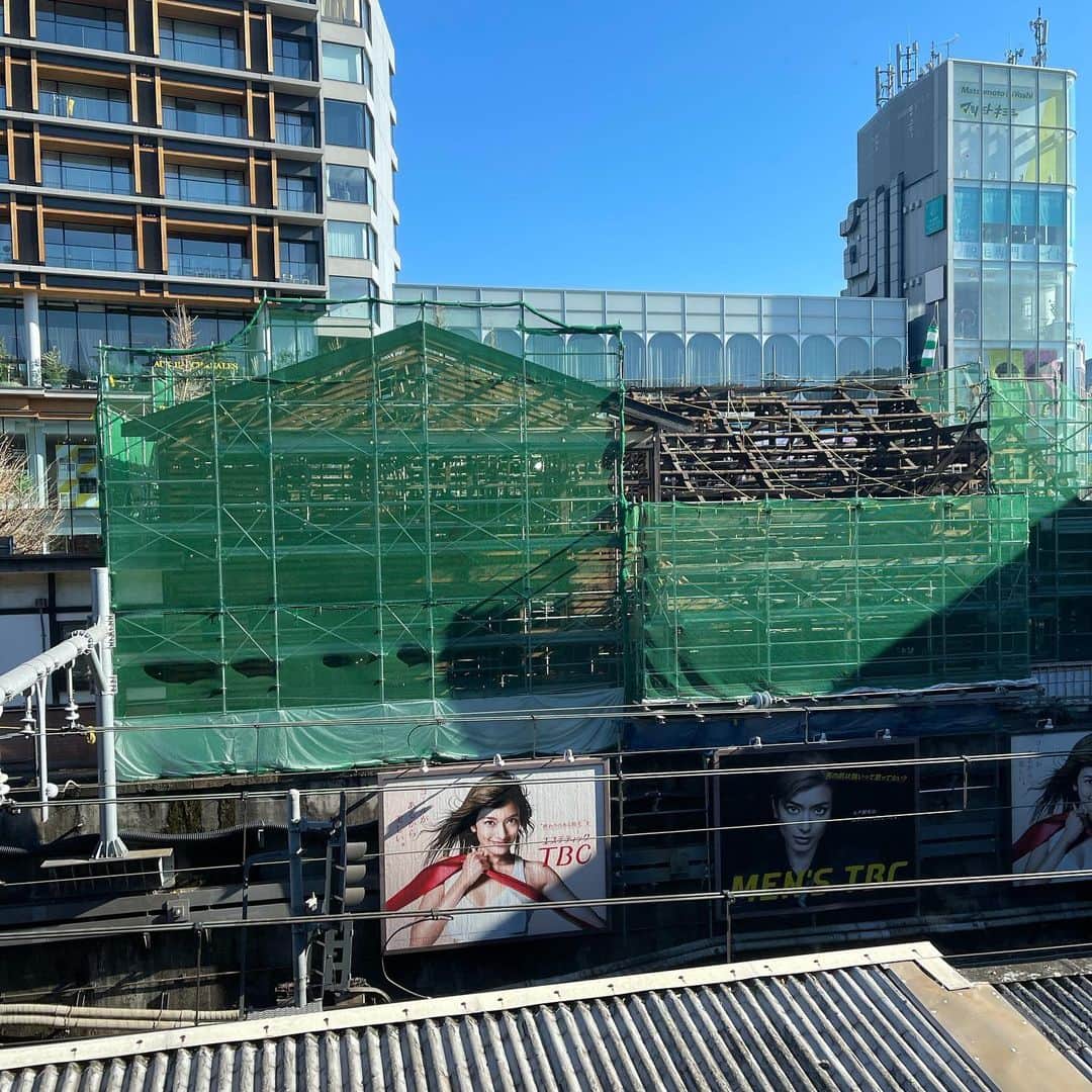 佐藤東弥のインスタグラム：「解体中の旧原宿駅舎 けっこうガチで木造建築」