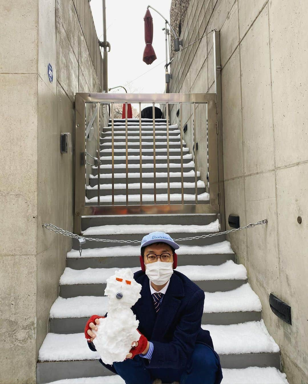 キム・ヨンチョルさんのインスタグラム写真 - (キム・ヨンチョルInstagram)「Hey snowman~ 아마 태어나서 눈사람을 처음 만들어본듯... 어릴땐 울산에 눈이 잘 안왔지.. 또 서울서 맞은눈은 이미 다 커버려서 ㅋㅋ 눈싸움은 한적있는듯. 신발하고 딱 장착하고 왔는데 다 녹았네? 눈도 끝믈인듯. 어쨌든 잠깐 재밌었다. 약간 강아지 같애! 👍」1月13日 13時40分 - luxekim