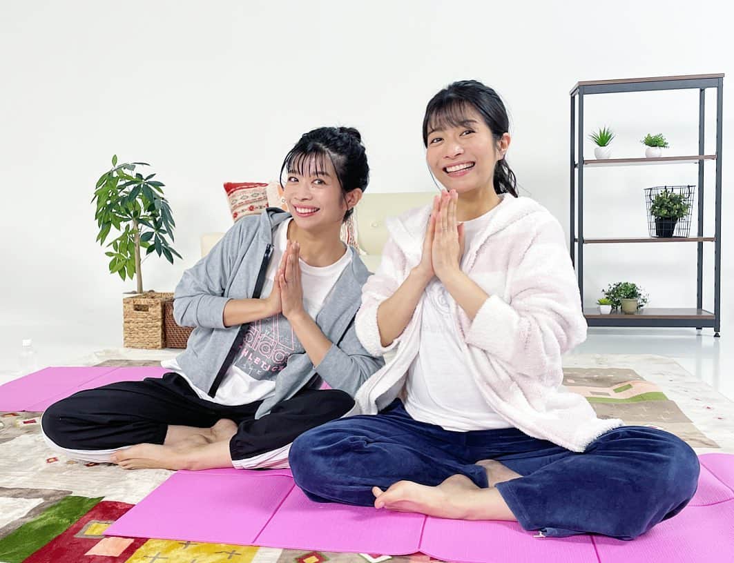 のインスタグラム：「YouTubeマナカナんち# 6 アップしました☺︎ 茉奈の産前に教えてもらったマタニティヨガの様子です✨ 安産に効くポーズはもちろん、肩こりに効くストレッチなどマタニティさんじゃなくても参考になると思います！ 私も1人目の時も2人目の時もマタニティヨガと産後ヨガにちょこちょこ通い心身共に支えになりました。  今は通うのは難しいですが、動画を観ながら一緒に楽しんで頂けたら嬉しいです🍀  相変わらず茉奈とゆるっとワイワイやってます♪ プロフィールから飛べます〜  #マタニティヨガ #臨月 #YouTube #twins」