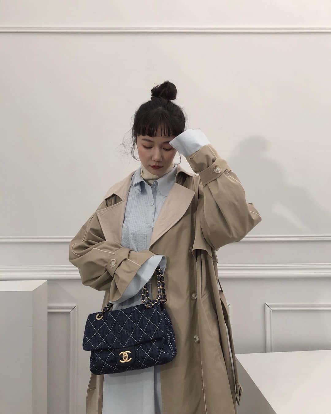 謝琦琦（Kiki）のインスタグラム：「之前大家覺得很可愛的襯衫洋裝有新色囉  襯衫洋裝/ @dazzlingdazzlin  風衣外套.條紋褲/ @no.11official」