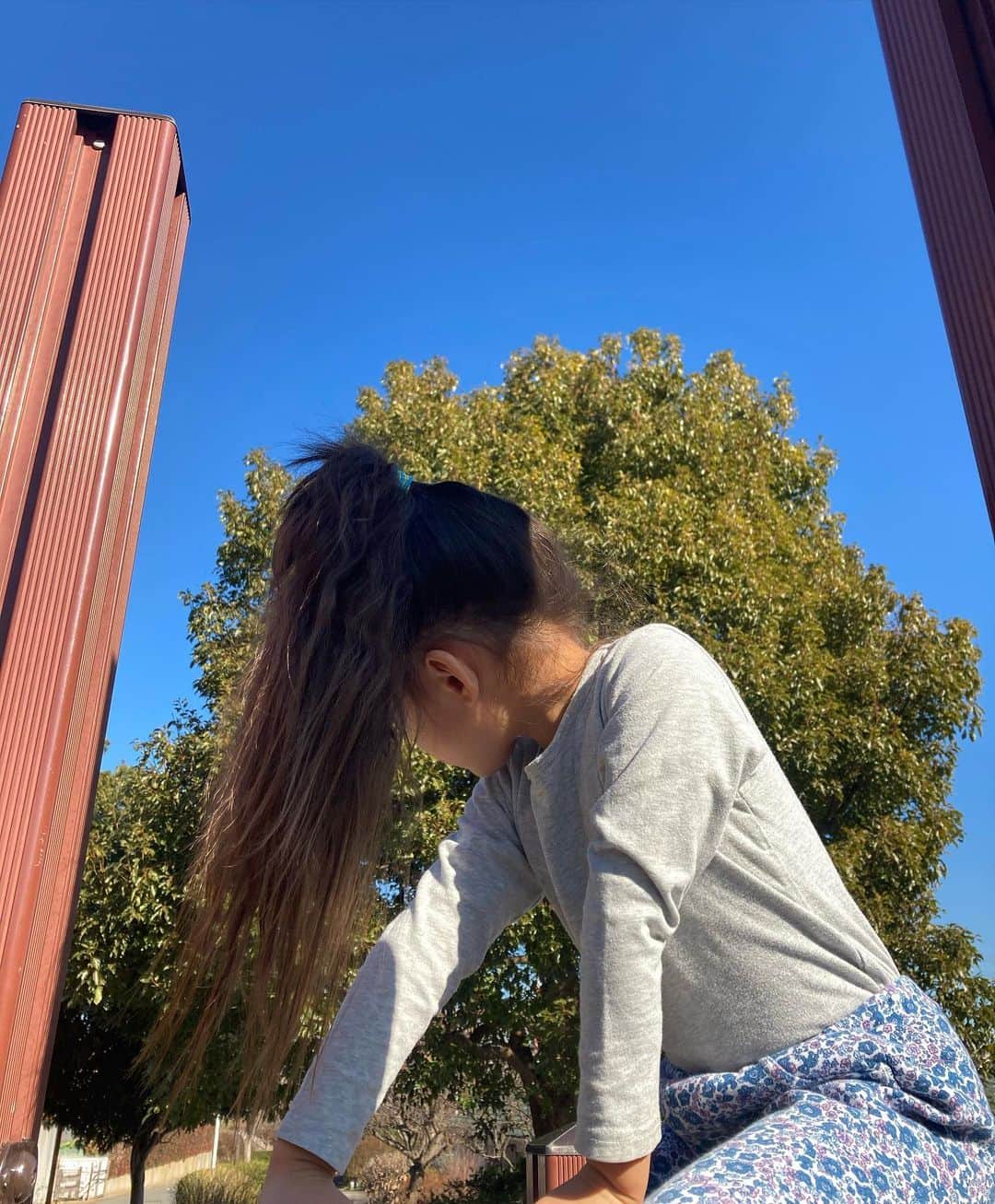 のインスタグラム：「今日も午前中、せりと公園へ。 午前中にしっかりと太陽の光を浴びて体を動かすと、夜には心地よい眠りがやってきます^ ^  これは、大人も同じ。 ステイホームのときも、 太陽の光を浴びよう(*≧∀≦*)  #保育士 #保育園  #いつもありがとうございます  #コロナに負けるな  #ステイホーム #リモートワーク  #子育て  #娘と #青空 #太陽 #セロトニン #時間割美容  #働くママ  #ワーママ  #wokingmama」