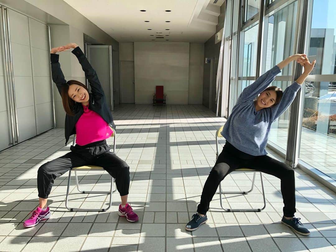汾陽美樹のインスタグラム：「. みなさ〜ん❗️ お正月休みで身体なまっていませんか？ もしくは、大掃除や雪かきなどで疲れていませんか？ . 私は、食べて寝て食べて寝ての ゴロゴロお正月だったので 身体がなまりまくっております🤣笑 . そこで‼️ 今日のふるさとライブでは 🧘‍♀️全身の筋肉をほぐす楽ササイズ🧘‍♂️ . ゆっくり気持ちよく筋肉を伸ばしましょう🙋‍♀️✨ このあと午後2時45分〜です🌿 . #長野放送 #ふるさとライブ #楽ササイズ #ストレッチ #健康運動指導士 #池田咲季 さん #アナウンサー #汾陽美樹 #3枚目 #ふるさとポーズ #覚えてね⛰」