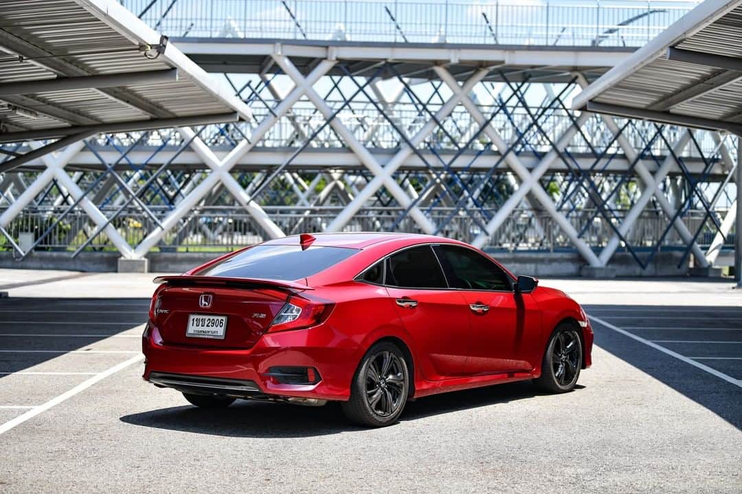 EnjoyHondaThailandさんのインスタグラム写真 - (EnjoyHondaThailandInstagram)「Honda Civic รุ่น TURBO RS สีแดงอิกไนต์ (เมทัลลิก) โดดเด่นด้วยดีไซน์สปอร์ตพรีเมียมที่ท้าทายทุกสายตา  ข้อมูลเพิ่มเติม คลิกลิงก์ที่ Bio  #HondaThailand #HondaCivic #IgniteYourRacingSpirit」1月13日 14時00分 - hondathailand