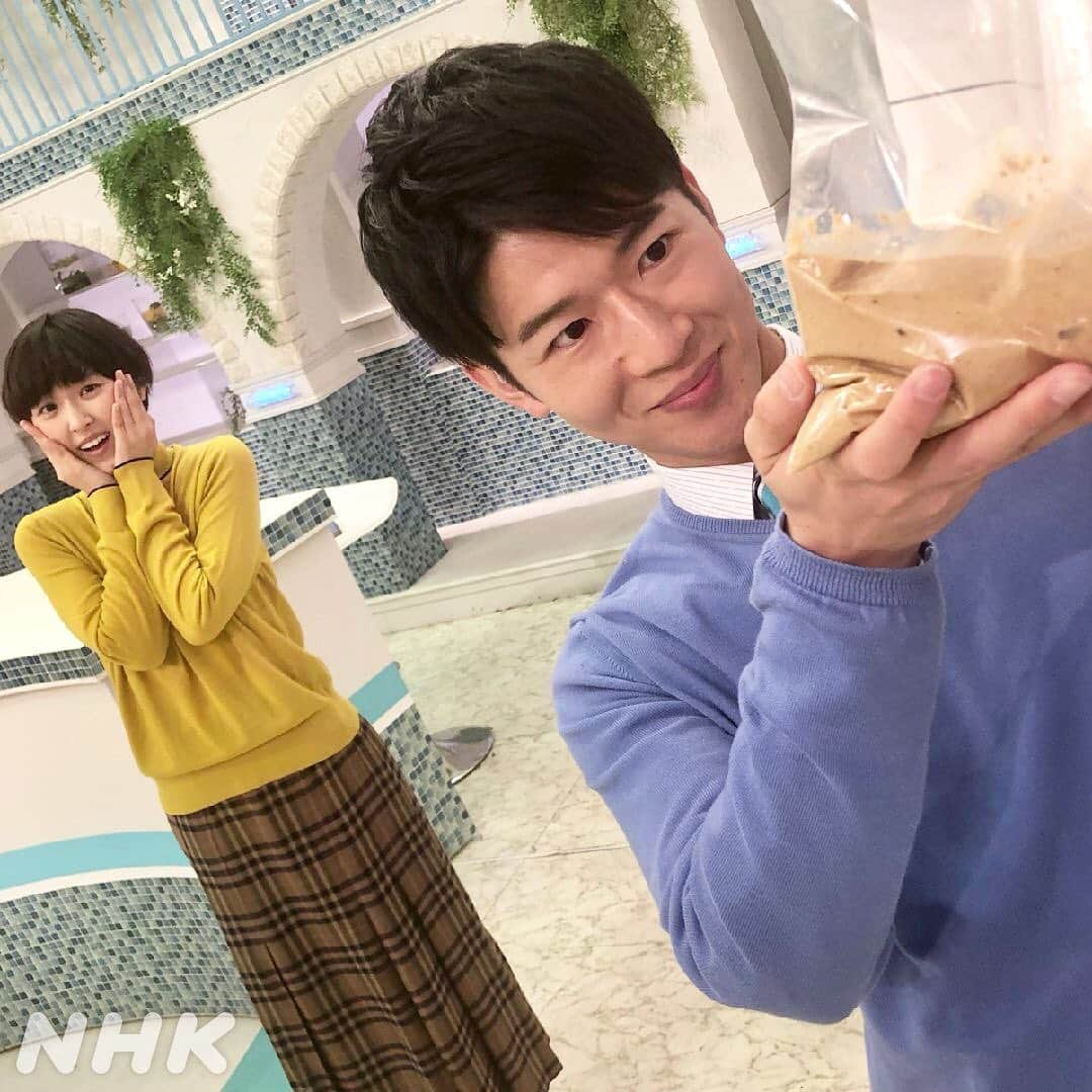 あさイチさんのインスタグラム写真 - (あさイチInstagram)「ぬか床は恋人！ ぬか漬け初心者の石井アナでしたが、 今ではすっかり相思相愛に…🥰🥰  一方、4か月も放置していたために 「怖いくらいめちゃくちゃ白くなってしまった」 らしい近江アナのぬか床…😱  そんなときは、表面をクッキングペーパーなどで ふき取って塩をひとつまみ入れれば、 まだまだイケるとのことです！👍  ただし、ぬか床の表面の色が 黒や赤茶だった場合は要注意⚠️ お玉などで周囲を大きめに取り除き、 “炒りぬか”と塩、水を少しずつ足しながら ゆっくりかき混ぜてメンテナンスをしてください。  ----------------------------------------------  余談ですが…近江アナの真っ白なぬか床の写真を インスタに載せたいと頼んでみたところ、、 「恥ずかしいので絶対むり」と 断られてしまいました🥺🥺笑　byスタッフ  #ぬか床のある暮らし  #漬物 #ぬか漬け #ぬか床 #ぬか漬け初心者 #ぬか床に恋して #ぬかすたぐらむ #石井隆広 アナ #近江友里恵 アナ  #nhk #あさイチ #8時15分から」1月13日 14時05分 - nhk_asaichi