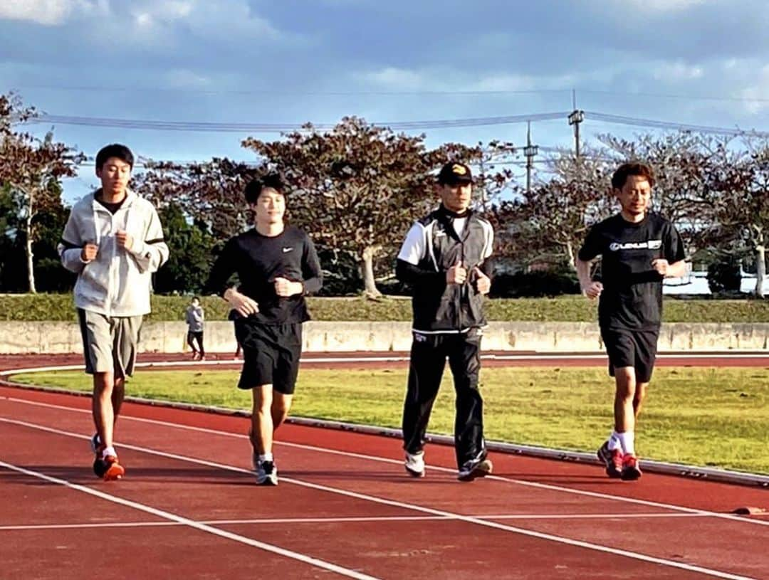 脇阪寿一さんのインスタグラム写真 - (脇阪寿一Instagram)「『仲田健 石垣島トレーニング合宿』  最終日最高の天気で僕のスケジュール終了です。  競技場、そしてジムのラインズフィット金城盛春さん、素晴らしい環境を用意頂いた、仲田健トレーナー、桧山進次郎さん、そして福島博之トレーナー、小林誠トレーナー、大池里毅トレーナーありがとうございました。  アスリート一人一人が今シーズンの活躍で必ず皆さんに恩返しします。    チームリーダー 桧山進次郎  トレーナー 仲田健、福島博之、小林誠、大池里毅  プロゴルフ 伊藤慎吾 、浅地洋佑、柳澤誠司、篠優希、弓削淳詩、若林舞衣子、乗富結  慶應大学ゴルフ部 村尾優一  陸上 藤原未来  パラ陸上 井谷俊介、西勇輝、千脇貢  サッカー 桧山宗秀  ボディボード 榎戸崇人  競艇 和田兼輔  レース 国本雄資、関口雄飛  レーシングカート 迫隆眞、鈴木悠太、坂口諒宗、関口瞬  (敬意省略)  #君たちの未来へ #感謝 #石垣島 #ラインズフィット」1月13日 14時07分 - juichiwakisaka