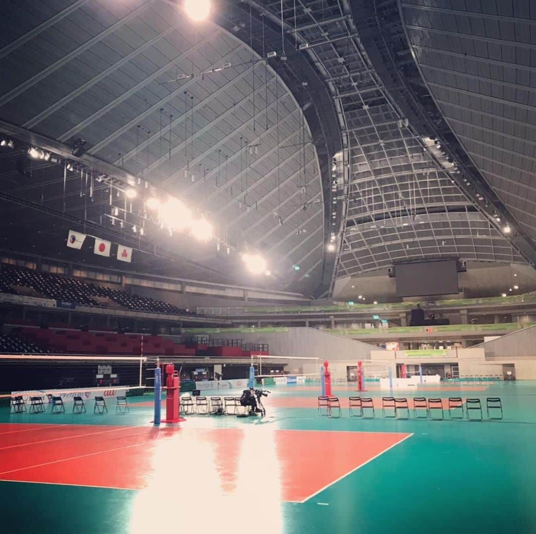 高橋裕二さんのインスタグラム写真 - (高橋裕二Instagram)「春の高校バレー全国大会が閉幕しました。感染防止のため全試合無観客で、関係者も徹底的な対策をしながら中継に臨みました。 今年度唯一の全国大会ということで、プレー以外からも選手の皆さんの特別な思いが伝わってきたのが印象的でした。 24時間感染リスクにも気を配らなくてはならず集中力の維持も大変だったと思います。言い訳もせずにベストを尽くす姿勢に心から敬意を表します。  写真は３回戦の担当試合で解説をしてくだった、元日本代表の狩野舞子さんです。解説では、選手たちへの優しさと期待感、そして成長を願う気持ちが隅々まで伝わってくる言葉を頂きました。狩野さんに誉められた選手たちは一生の励みになることと思います✨  ちなみに今回、私は… 【１回戦】 高田🆚県立岐阜商 【２回戦】 県立岐阜商🆚鹿児島女子 【３回戦） 鹿児島女子🆚金蘭会（大阪） の３試合を担当しました。  今回は登録メンバー18人以外は会場に入れないという規則がありました。 宿舎で応援しなくてはいけなかった１〜２年生の皆さんには、来年、オレンジコートで躍動してほしいと願っています！  東日本大震災があった2011年度も、 新型コロナウイルスが拡大した今年度も、高校生バレーボーラーの希望に照らされ開催された春高バレー。  参加した全国6096校の皆さんに、今後も春高バレーが特別な力を生み出す存在であり続けることを信じています！  #春の高校バレー  #春高バレー  #唯一の全国大会  #無観客試合  #狩野舞子さん #高田高校  #県立岐阜商業  #鹿児島女子  #金蘭会  #実況  #東京体育館  #岩手めんこいテレビ  #高橋裕二」1月13日 14時12分 - yuji_takahashi_mit