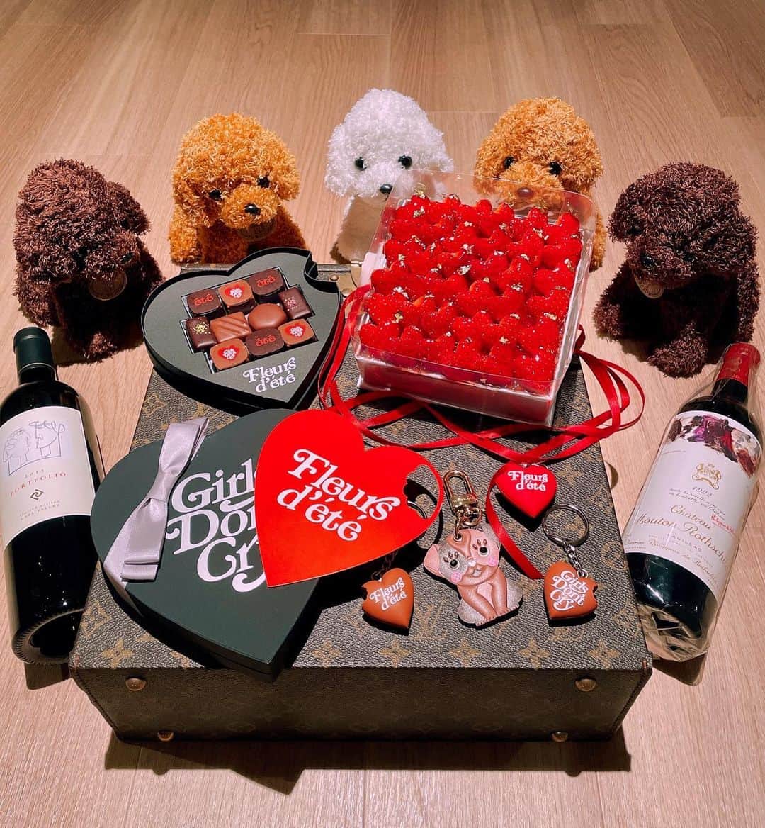 明日花キララのインスタグラム：「今日のおやつ🧁 大好きなレストランétéのコラボスイーツ🔥🔥 うれしい🥺💘💘💘 今回はいちごが全部はーと🥰🍓 キーチェーン付きのケーキとかチョコってかわいすぎる！！！！ ワインはムートンとポートフォリオで美味しくいただきます🍷❤︎」