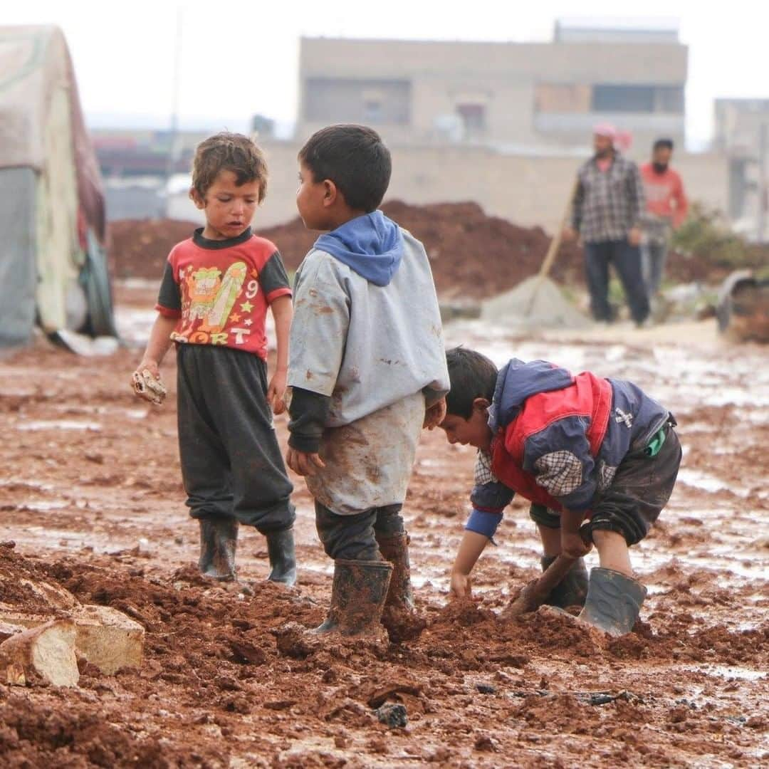 unicefさんのインスタグラム写真 - (unicefInstagram)「It's winter in Syria, and after almost a decade of conflict, these families in northwestern Syria are in desperate need. As children deal with heavy rains and freezing temperatures, UNICEF is on the ground with warm clothes, education, healthcare and safe water. Find out how you can improve a child's life by tapping the link in our bio. @unicef_mena © UNICEF/Syria 2020/Aref Watad」1月13日 14時15分 - unicef