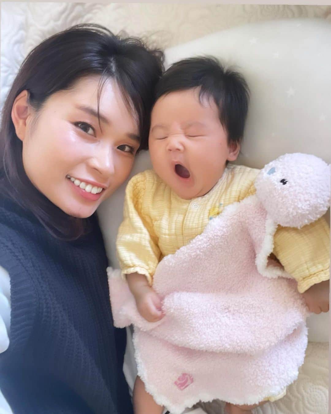 三佐和あやのインスタグラム：「お風呂を夜にしてから 昼間のねんねの質が上がったのかしら？  ベビーバスを卒業したのよ♡  #2month  #ママ #月齢フォト #月齢ロゼット #スマイル育児 #育児日記 #ママリ #赤ちゃん #ヘビ #ベビフル #ベビー #ベビスタグラム #親バカ部 #親バカ #親バカ部ig_baby #令和2年ベビー#カシウェア #カシウェアベビーブランケット    #コロナウイルスが早く終息しますよう」