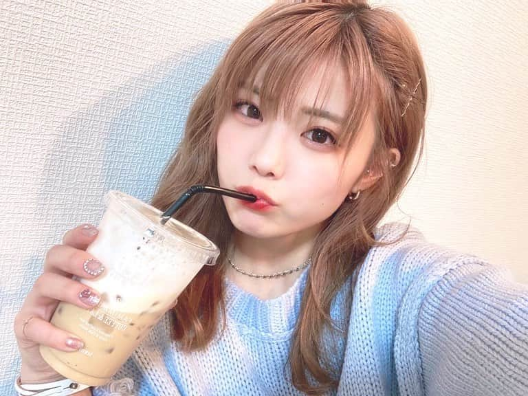 川村虹花さんのインスタグラム写真 - (川村虹花Instagram)「カフェラテ毎日のんでる🤍☕✧ みんなはなんの飲み物がすきですか！ ． #ノンシュガー派 #ブラックはのめない  #カフェラテ好き」1月13日 14時20分 - nanaka_kawamura