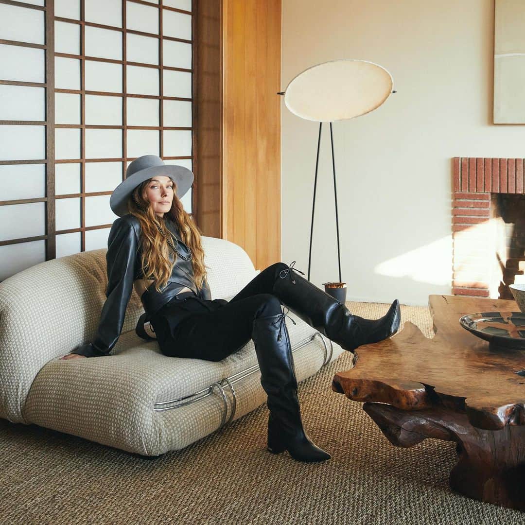 ケリーウェアスラーのインスタグラム：「CLASSIC MIX. My aesthetic is a juxtaposition of so many different passions and loves, and has always been about mixology… contemporary and vintage…raw and refined. Bringing classic designs - like the Scarpa Soriana Sofa, Mitchell Bobrick Control Lamp, and a George Nakashima inspired live edge table - into new spaces shows how you can make a classic mix. XK」