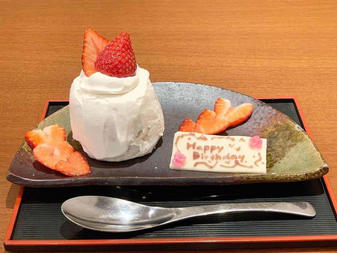 原田麻子さんのインスタグラム写真 - (原田麻子Instagram)「お誕生日かき氷  急に出てきて声を一瞬失ったやつ  かわいい… バースデープレートはホワイトチョコが定番だけどさすが和菓子屋さん練り切りで作っててあんこで文字書いてくれてるすげえ  ありがとうございます💦 まるくてかわいいいちごショート。  #かき氷#かき氷🍧#おやつ#ごはん#sweets#shaveice」1月13日 14時28分 - achakoko