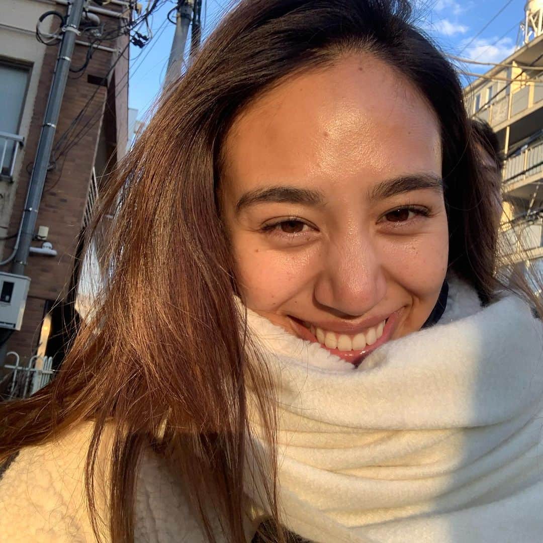 Megha Shrestha のインスタグラム：「Love doesn’t need to be perfect  It just need to be true💫  ※お肌回復中です  #selfie #skin #無加工#セルフィータイム#goldenhour #beautyandthebeast #viewoftheday」