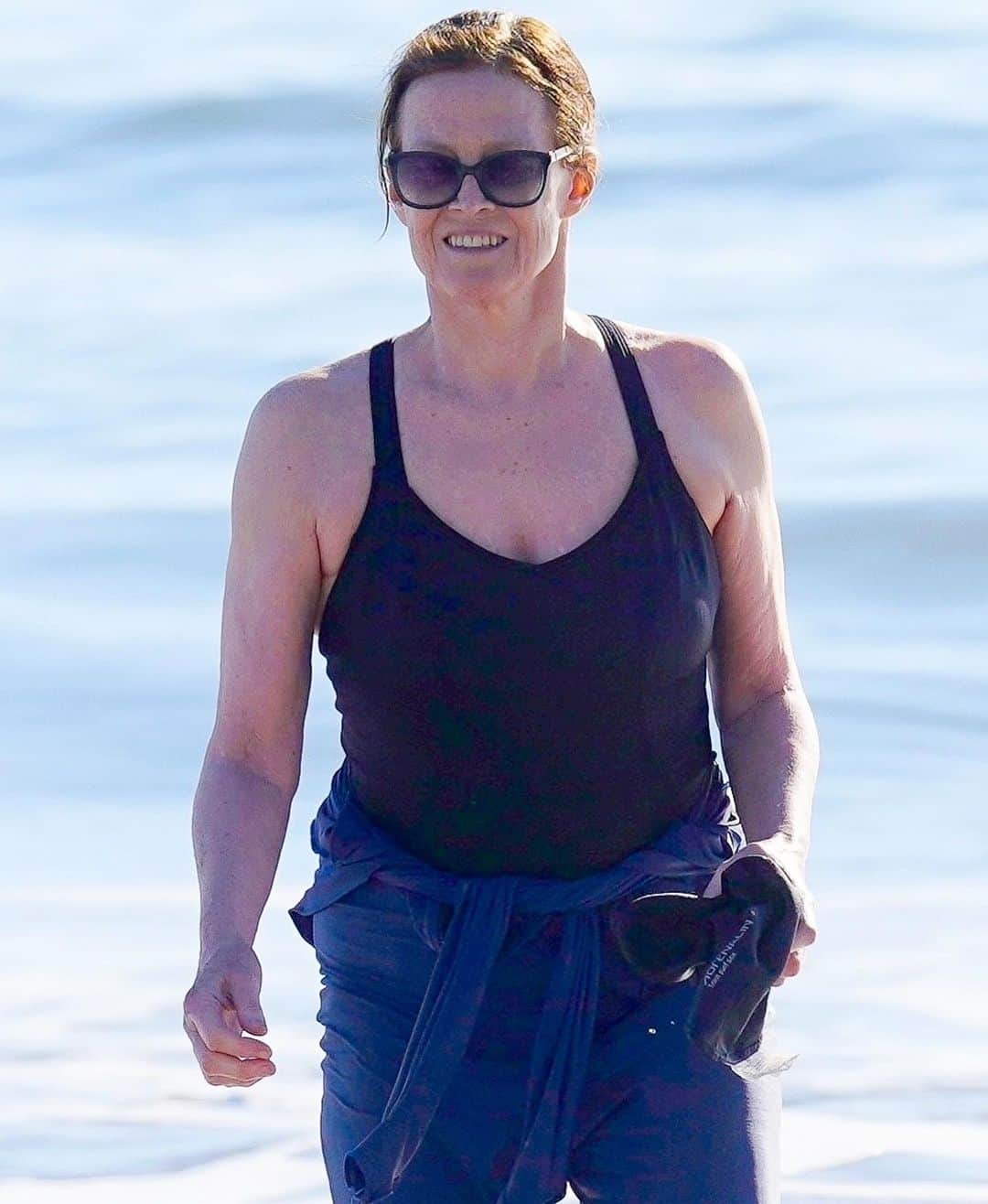 Just Jaredさんのインスタグラム写真 - (Just JaredInstagram)「Sigourney Weaver & husband Jim Simpson hold hands while going for a dip in the ocean! #SigourneyWeaver #JimSimpson Photos: backgid」1月13日 14時30分 - justjared