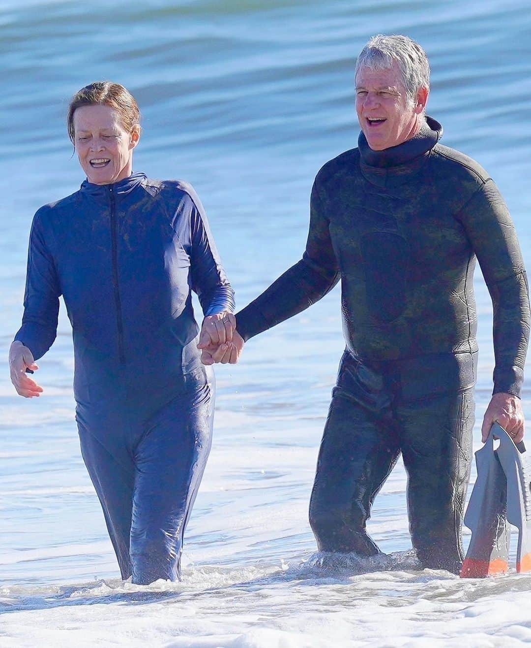 Just Jaredさんのインスタグラム写真 - (Just JaredInstagram)「Sigourney Weaver & husband Jim Simpson hold hands while going for a dip in the ocean! #SigourneyWeaver #JimSimpson Photos: backgid」1月13日 14時30分 - justjared