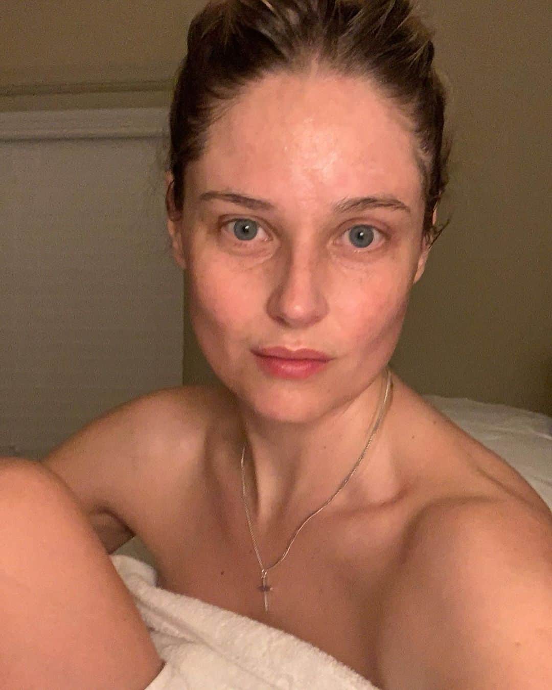 ジェネビーブ・モートンのインスタグラム：「Nobody at all has asked me for my skincare routine but I might consider forcing a video on you anyway. 🤣😂」