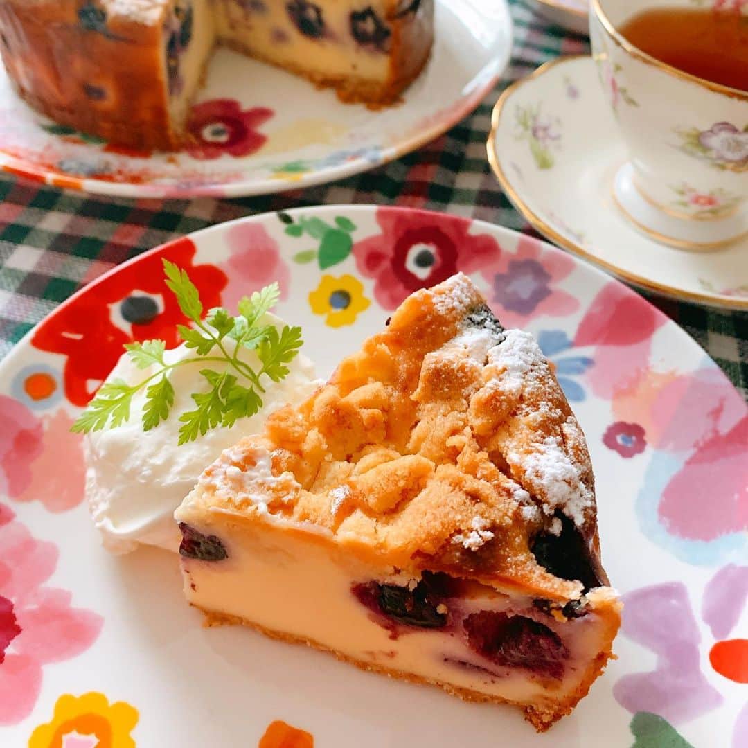 森崎友紀さんのインスタグラム写真 - (森崎友紀Instagram)「埼玉県に密着したフリーマガジン「街ドキ」にて、埼玉県の美味しい食材を使ったレシピをご紹介しています(o^^o)  街ドキッチン！の今回のテーマは、埼玉県産ブルーベリーを使ったスイーツです。 クランブルをのせて食感にもこだわった「たっぷりブルーベリーのクランブルチーズケーキ」 是非おうち時間にケーキを焼いてみては？(^^)いい匂いで幸せな気持ちになります。  #森崎友紀#料理#cooking#手作り#埼玉県#フリーマガジン#街ドキ#埼玉県の美味しい食材#街ドキッチン#ブルーベリー#たっぷりブルーベリーのクランブルチーズケーキ」1月13日 14時32分 - morisakitchen