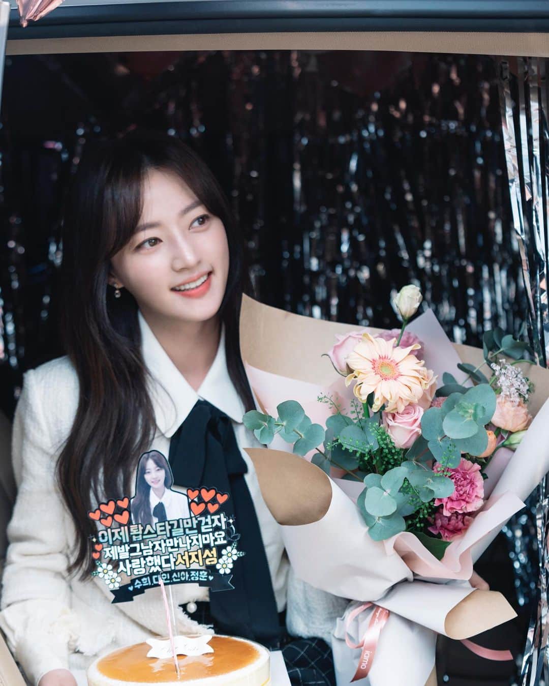 ソン・ハユンのインスタグラム：「마지막 회까지 모두 끝났네요 함께한 우리 멋진 감독님들 스태프분들 배우분들께 감사한 마음부터 먼저 듭니다. 이제 저는! 작품을 하며 내가 나에게 만들어놓은 숙제를 풀어보고 공부하고 인지하며 서지성을 잘 보내주고, 이 시간을 마음 깊이 담아 보다 더 좋은 어른으로 더 넓은 배우로 좋은 작품으로 다시 인사드리겠습니다. 10주 동안 즐거우셨길, 따뜻하셨길 바랍니다. 그동안 시청해 주시고 응원해 주셔서 그리고 사랑해 주셔서 감사합니다☺️  #제발그남자만나지마요 #서지성안녕」